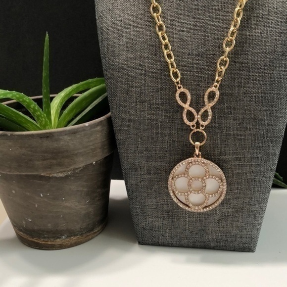 Faux gold and rhinestone medallion necklace - Picture 2 of 8